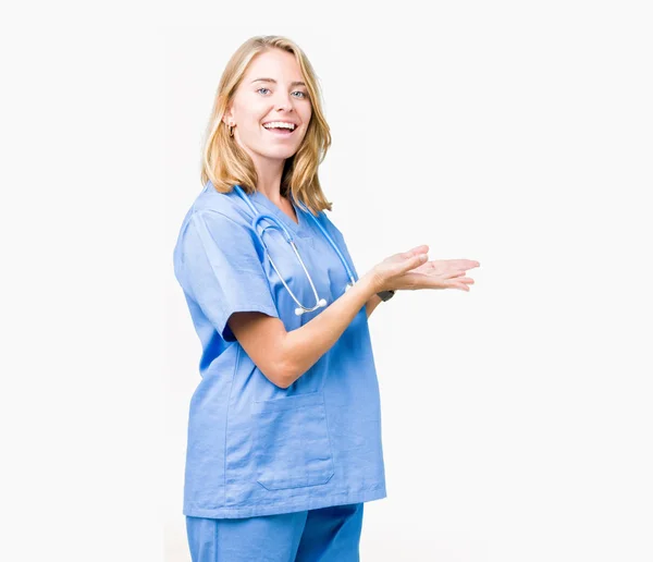 Schöne Junge Ärztin Medizinischer Uniform Über Isoliertem Hintergrund Die Mit — Stockfoto