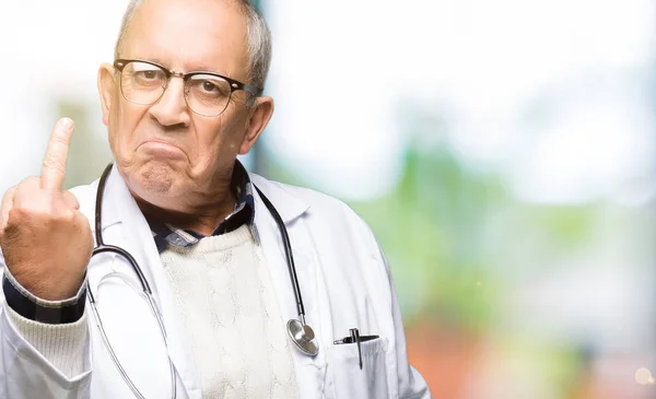 Przystojny Doktor Starszy Człowiek Sobie Medycznych Płaszcz Wyświetlone Środkowego Palca — Zdjęcie stockowe