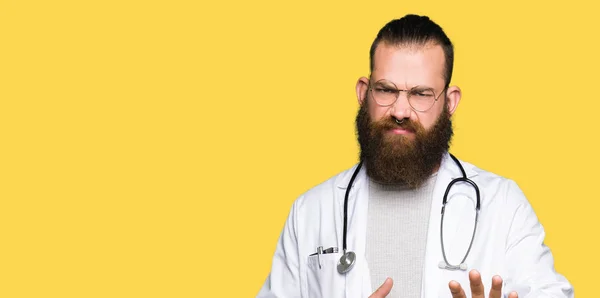 Νέος Ξανθός Γιατρός Άντρας Μούσι Φορώντας Ιατρικό Παλτό Αηδιασμένη Έκφραση — Φωτογραφία Αρχείου