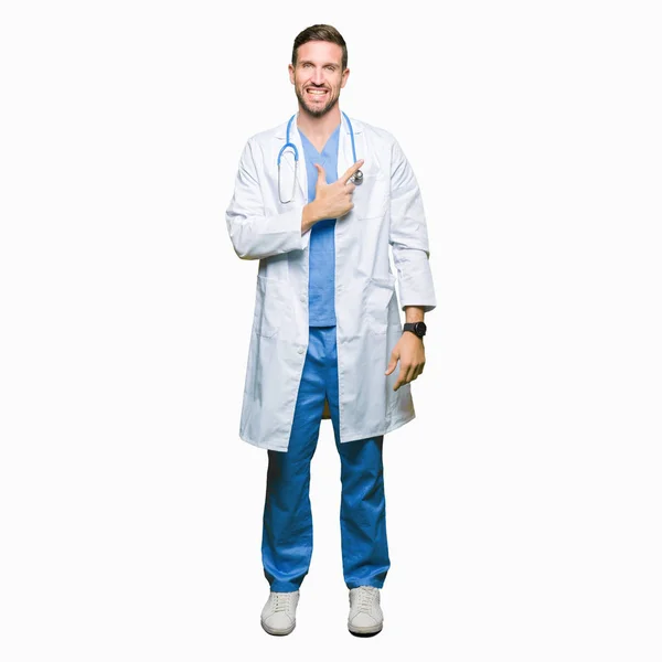 Knappe Dokter Man Medische Uniform Dragen Geïsoleerde Achtergrond Vrolijke Met — Stockfoto