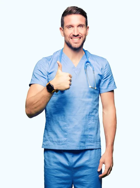 Beau Médecin Homme Portant Uniforme Médical Sur Fond Isolé Faisant — Photo