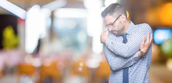 Joven Hombre Negocios Con Gafas Sobre Fondo Aislado Abrazarse Feliz —  Fotos de Stock