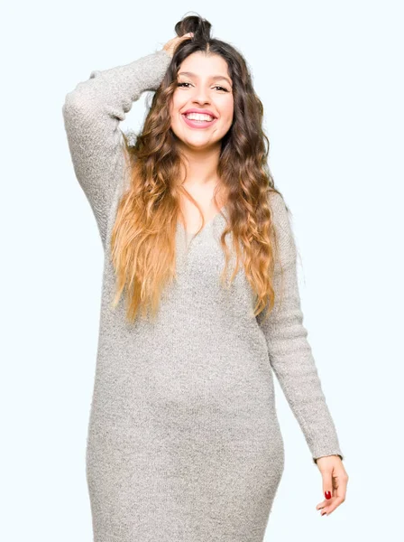 Joven Hermosa Mujer Con Vestido Invierno Sonriendo Con Confianza Tocar — Foto de Stock