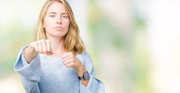 Mulher Bonita Vestindo Camisola Azul Sobre Fundo Isolado Punho Punho — Fotografia de Stock