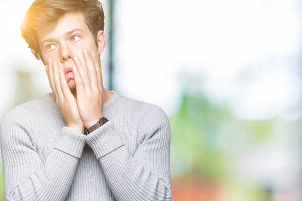 Joven Hombre Guapo Con Suéter Invierno Sobre Fondo Aislado Manos —  Fotos de Stock