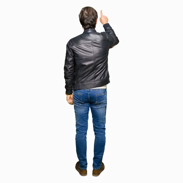 Gut Aussehender Mann Mittleren Alters Schwarzer Lederjacke Posiert Rückwärts Und — Stockfoto