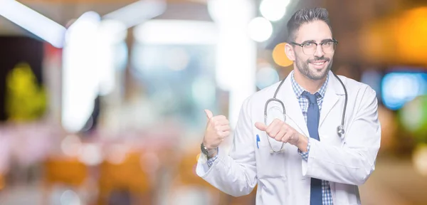 Knappe Jonge Doctor Man Geïsoleerde Achtergrond Wijzend Naar Rug Achter — Stockfoto