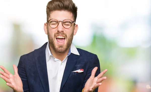 Joven Hombre Negocios Guapo Con Gafas Celebrando Loco Loco Por — Foto de Stock