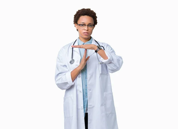 孤立した背景手 イライラでやって時間を消すジェスチャに医療のコートと深刻な顔を身に着けている若いアフリカ系アメリカ人医師女性 — ストック写真