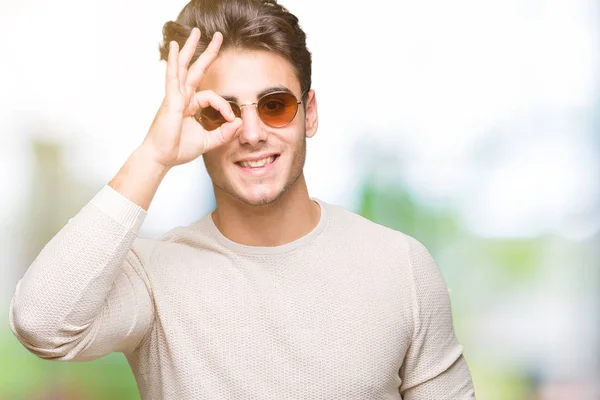 Mladý Pohledný Muž Nosí Sluneční Brýle Izolované Pozadí Dělá Gesto — Stock fotografie