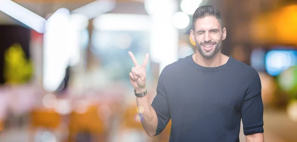 Jovem Homem Bonito Vestindo Suéter Sobre Fundo Isolado Sorrindo Com — Fotografia de Stock