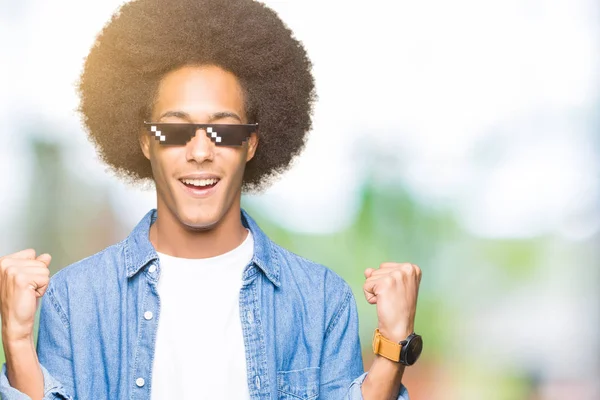 Giovane Uomo Afro Americano Con Capelli Afro Indossando Occhiali Vita — Foto Stock
