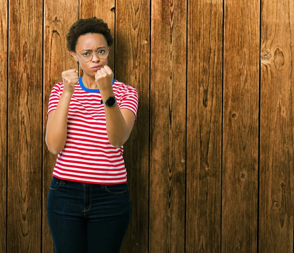 Hermosa Mujer Afroamericana Joven Con Gafas Sobre Fondo Aislado Listo — Foto de Stock