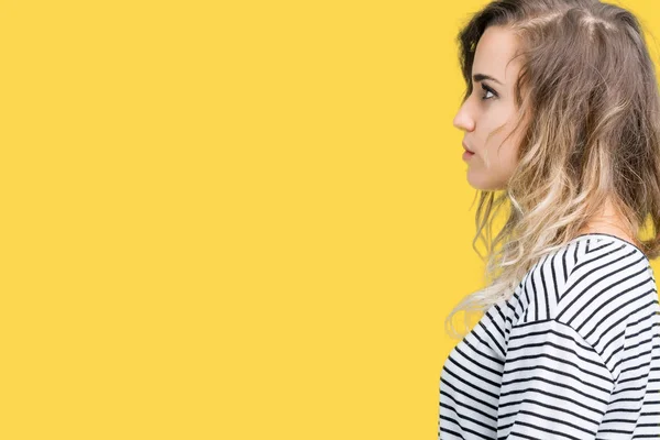 사이드로 금발의 줄무늬 스웨터 자신감 미소와 스러운 프로필 — 스톡 사진