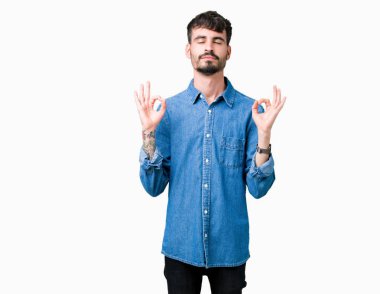 Yakışıklı delikanlı izole arka plan üzerinde dinlenmek ve gülümseyen gözlerle parmak ile meditasyon jest yapıyor kapalı. Yoga kavramı.