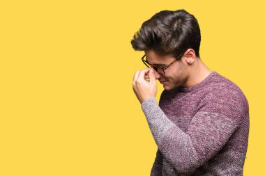 İzole arka plan yorgun sürtünme burun ve göz yorgunluğu ve baş ağrısı duygu üzerinde gözlük takan yakışıklı delikanlı. Stres ve hayal kırıklığı kavramı.