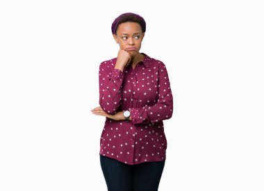 Seyir yorgun ve bıkkın ile depresyon sorun Çapraz kollar ile izole arka plan düşünme üzerinde başörtüsü giyen güzel genç Afro-Amerikan kadın.