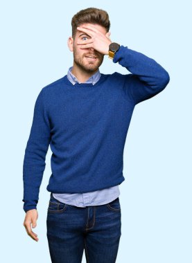 Yüz ve gözler el ile kapsayan şok bakmak genç yakışıklı bussines adam utanç ifadesi ile parmaklarımın arasından bakan.