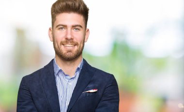 Genç yakışıklı bussines mutlu yüz çapraz kollu kameraya bakarak gülen adam. Olumlu bir kişi.