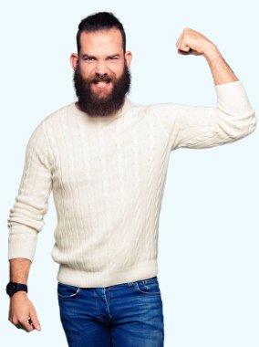 Kış kazak giyen genç hipster adam kol kası gösteren güçlü kişi, emin ve güç gurur