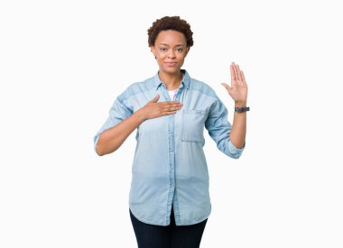 İzole arka plan üzerinde genç güzel bir Afrikalı-Amerikalı kadın göğüs ve bir sadakat sözü yemin yapma avuç, el ile küfür