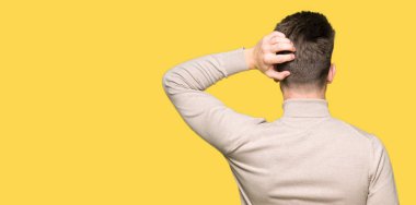 Gözlük geriye düşünme hakkında şüphe el ile kafasına takan genç yakışıklı iş adamı