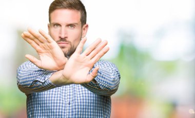 Ret ifade geçiş silah ve eksi işareti, kızgın surat yapıyor avuç içi yakışıklı iş adamı mavi gözler