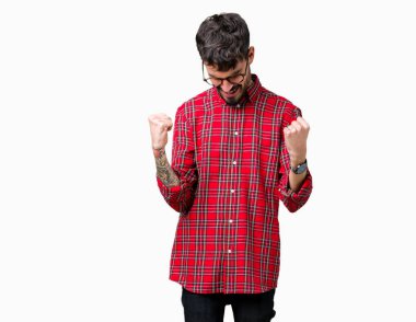 Gülümseyen ve başarı için çığlık izole arka plan çok mutlu ve heyecanlı kaldırdı, silah ile kazanan jest yapıyor üzerinde gözlük takan yakışıklı delikanlı. Kutlama kavramı.