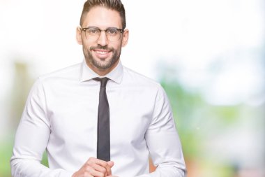 Birlikte izole arka plan eller üzerinde gözlüklü genç yakışıklı iş adamı ve parmakları rahat ve neşeli gülümseyen geçti. Başarı ve iyimser