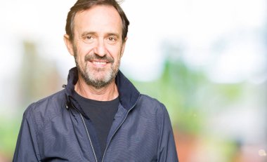 Orta yaş yakışıklı adam ile bir mutlu ve serin bir ceket yüzündeki gülümseme. Şanslı kişi.