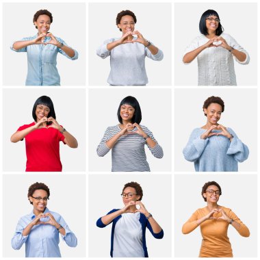 Kalp simgesi ve elleriyle şekil gösterilen aşık gülümseyen izole arka plan üzerinde afro saçlı genç Afro-Amerikan kadın. Romantik kavramı.