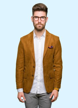 Gözlük şüpheci ve sinir, papatyanın üzgün sorunu nedeniyle giyen genç yakışıklı iş adam. Negatif kişi.