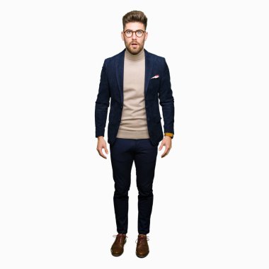 Korkuyor ve şok sürpriz ifade, korku ve heyecan yüz ile gözlüklü genç yakışıklı iş adamı.