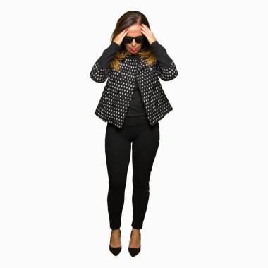 Güzel orta yaş kadın giyiyor güneş gözlüğü çünkü umutsuz ve stresli baş ağrısı acı acı ve migren. Ellerini kafasına.