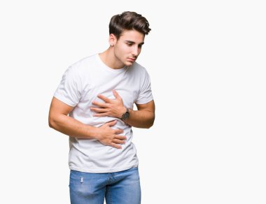 Yakışıklı delikanlı üzerinde beyaz t-shirt giyen izole mide üzerinde el ile arka plan çünkü hazımsızlık, ağrılı hastalık hasta hissediyor. Ağrısı kavramı.