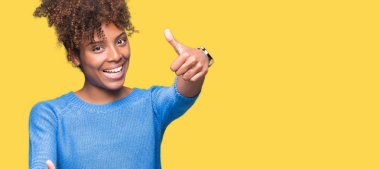 Güzel genç Afro-Amerikan kadın el ile pozitif jest yapıyor onaylama izole arka plan üzerinde başparmak gülümseyen ve başarı için mutlu. Kamera, kazanan jest arıyorsunuz.