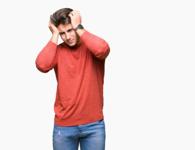 Yakışıklı delikanlı çünkü umutsuz ve stresli baş ağrısı acı izole arka plan üzerinde ağrı ve migren. Ellerini kafasına.