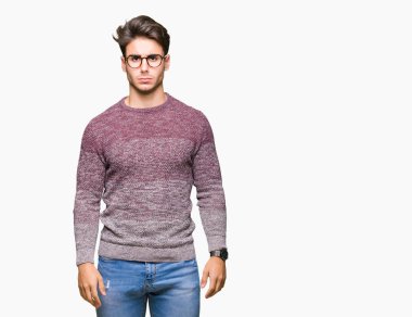 Sorunu nedeniyle izole arka plan şüpheci ve sinir, papatyanın üzgün üzerinde gözlük takan yakışıklı delikanlı. Negatif kişi.