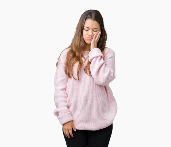 Joven Hermosa Morena Vistiendo Suéter Invierno Rosa Sobre Fondo Aislado —  Fotos de Stock