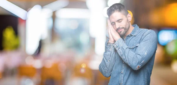 Joven Hombre Guapo Sobre Fondo Aislado Durmiendo Cansado Soñando Posando — Foto de Stock