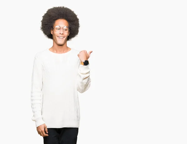 Jovem Americano Africano Com Cabelo Afro Usando Óculos Sorrindo Com — Fotografia de Stock