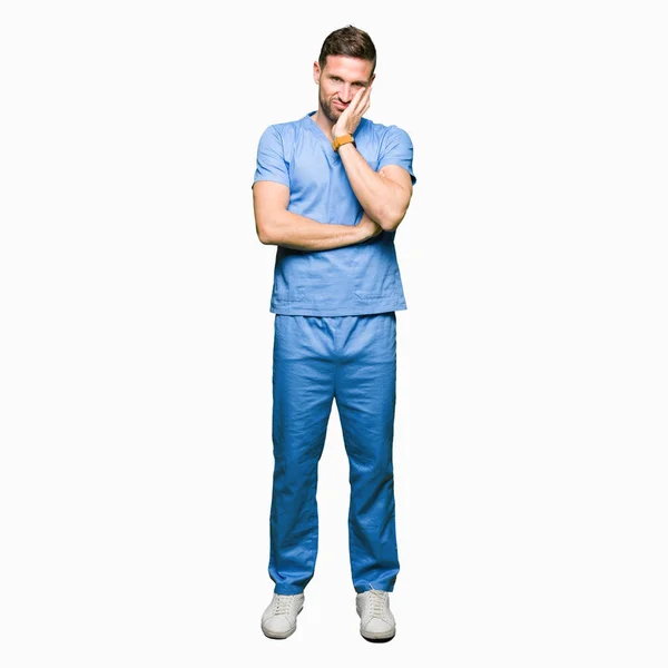 Stilig Läkare Man Bär Medicinsk Uniform Över Isolerade Bakgrund Tänkande — Stockfoto