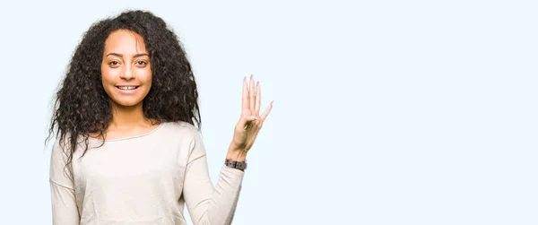 Kıvırcık Saçlı Gösterilen Parmakları Ile Işaret Rahat Kazak Giyen Genç — Stok fotoğraf