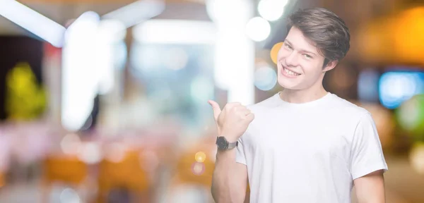 Jonge Knappe Man Dragen Casual Wit Shirt Geïsoleerde Achtergrond Glimlachend — Stockfoto