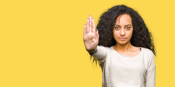 Jeune Belle Fille Aux Cheveux Bouclés Portant Pull Décontracté Faisant — Photo