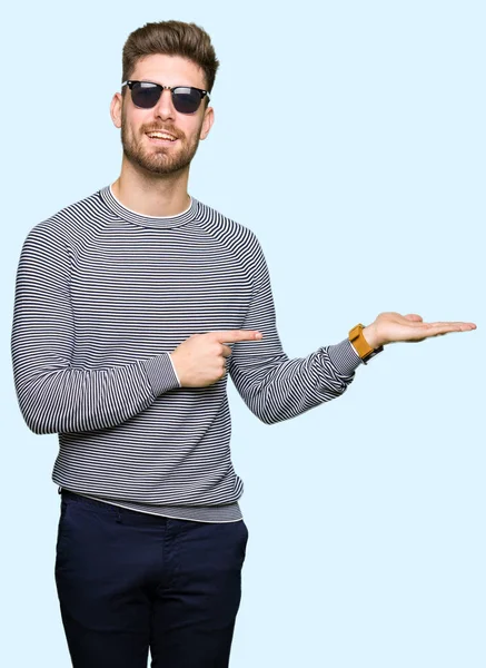 Joven Hombre Guapo Con Gafas Sol Asombrado Sonriendo Cámara Mientras — Foto de Stock