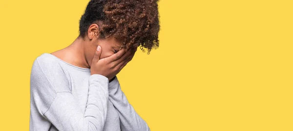 Bela Jovem Afro Americana Sobre Fundo Isolado Com Expressão Triste — Fotografia de Stock