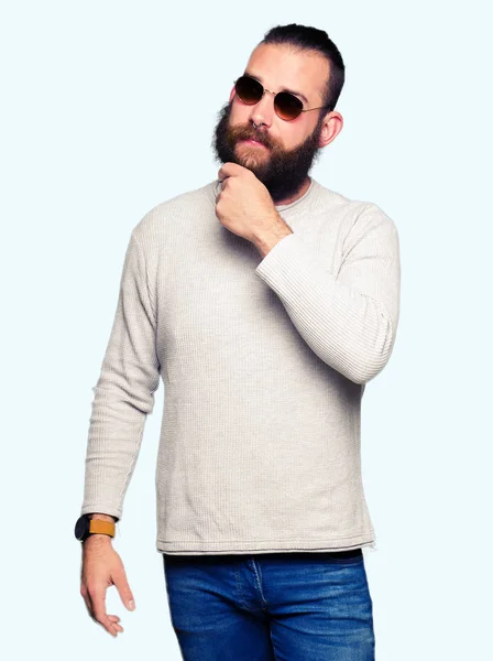 Unga Hipster Mannen Bär Solglasögon Med Hand Hakan Funderar Frågan — Stockfoto