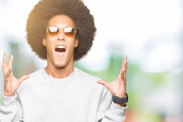 Νεαρός Αφρικανική Αμερικανική Άνθρωπος Αφρο Μαλλιά Φορώντας Γυαλιά Ηλίου Τρελό — Φωτογραφία Αρχείου