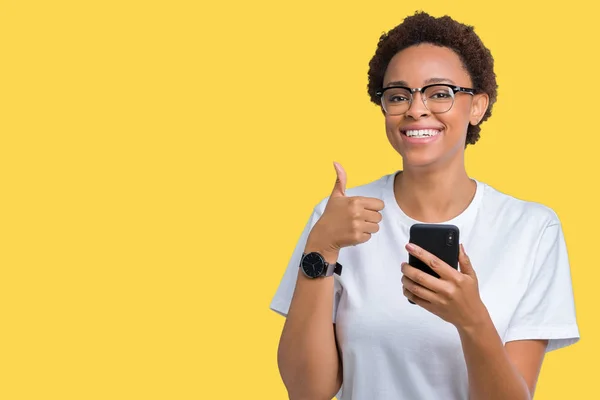 Mujer Afroamericana Joven Usando Teléfono Inteligente Sobre Fondo Aislado Feliz — Foto de Stock